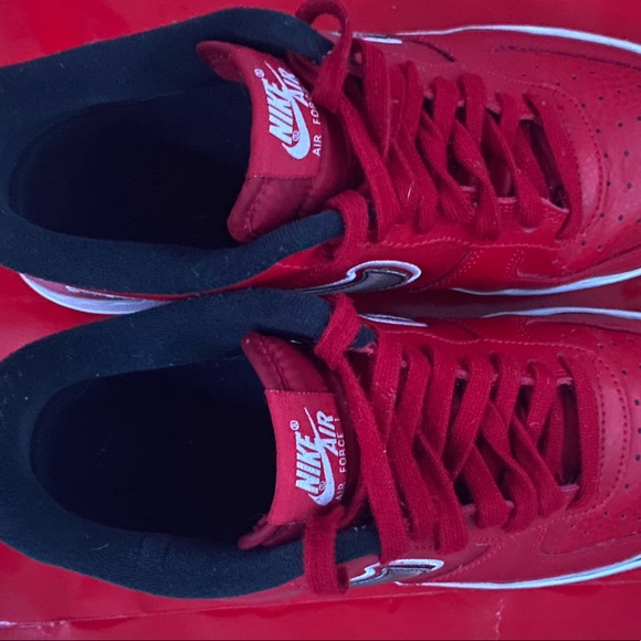 Red 2018
Air Force 1 '07 LV8 Sport 'Bulls size 8.5 - Picture 3 of 6